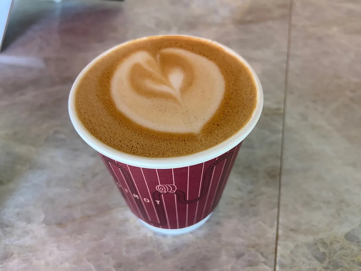 Ein Becher Cappuccino mit Schaum.